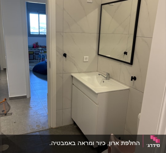 חדר אמבטיה עם כיור ומראה